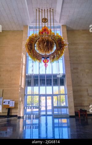 Una gigantesca scultura di medaglione in vetro appeso nella lobby frontale del Physics of the Sun Institute of Physics and Technology. A Parkent, vicino a Tashken Foto Stock