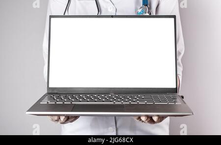 Medico che tiene il laptop mockup. Medicina in linea, consultazione medica a distanza al paziente, usando il calcolatore sul lavoro ed elearning, concetto di teletrasHealth. Foto di alta qualità Foto Stock