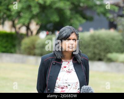 Londra uk luglio 2022 Rupa Hug dà un'intervista ai media sul college Green dopo che il primo minster Boris Johnson ha annunciato le dimissioni Foto Stock