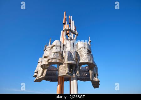 Vista della scultura circolare in metallo lucido dell'heros dei popoli. All'epoca sovietica, monumento storico della seconda guerra mondiale in Kuybysheva, vicino a Tashkent, Foto Stock