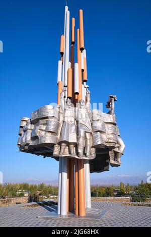 Vista della scultura circolare in metallo lucido dell'heros dei popoli. All'epoca sovietica, monumento storico della seconda guerra mondiale in Kuybysheva, vicino a Tashkent, Foto Stock