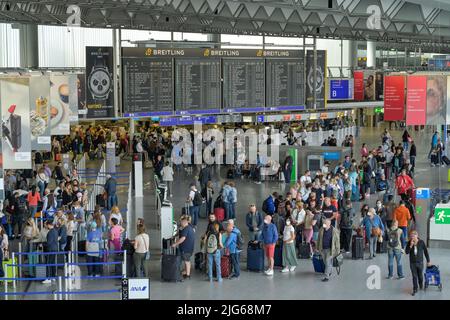 Abflüge, Reisende, Terminal 1, Flughafen, Francoforte sul meno, Hessen, Germania Foto Stock