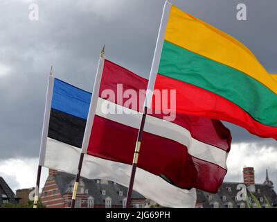 Tre Stati baltici bandiere nazionali di Estonia, Lettonia e Lituania Foto Stock