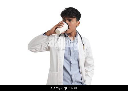 Giovane medico peruviano maschio bere caffè, isolato. Foto Stock
