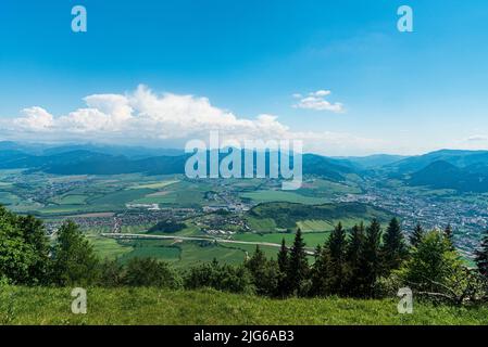 Valle del fiume VAh con città di Ruzomberok e colline di Velka Fatra e Nizke Tatry montagne da Predny Choc collina in Chocske vrchy montagne in Slovacchia