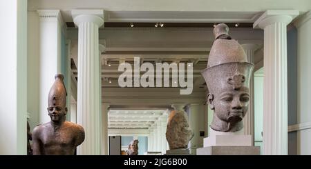 Dettagli architettonici di manufatti egiziani esposti al British Museum di Londra, Inghilterra Foto Stock