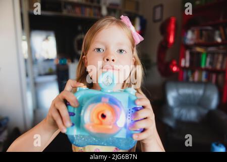 Il bimbo sta scattando foto con la fotocamera Fisher-Price con disco fisso  intercambiabile. Bambino che impara la fotografia con la macchina  fotografica giocattolo. Fotocamera in stile retrò Foto stock - Alamy