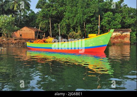 Colorata barca parcheggiata in un torrente acqua vicino villaggio Achara stato Maharashtra India 08 11 2011 Foto Stock