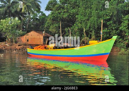 Colorata barca parcheggiata in un torrente acqua vicino villaggio Achara stato Maharashtra India 08 11 2011 Foto Stock