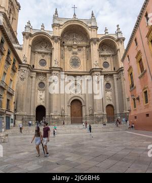 Granada Spagna - 09 14 2021: Vista sulla facciata anteriore della Cattedrale di Granada o della Cattedrale dell'Incarnazione, Catedral de Granada, Santa Iglesia Cate Foto Stock