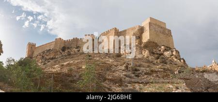 Almeria Spagna - 09 14 2021: Vista panoramica completa e principale sulla facciata esterna dell'Alcazaba di Almería, Alcazaba y Murallas del Cerro de San Crist Foto Stock