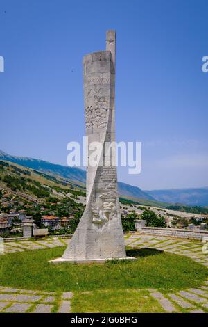 Città di Gjirokastra, Gjirokastra, Albania - Obelisco, città di montagna di Gjirokastra, patrimonio mondiale dell'UNESCO. Il monumento obelisco è stato eretto vicino a t Foto Stock