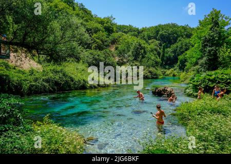 Muzina, Albania - i turisti si bagnano nel Syri i Kaltër, L'OCCHIO BLU, è con 6 m³/s l'acqua sorgente più ricca del paese. L'acqua esce da Foto Stock