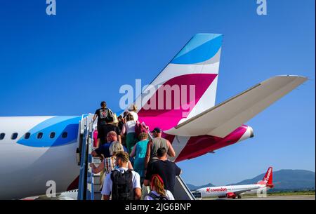 Corfù, Corfù, Grecia - EUROWINGS. All'aeroporto di Corfù, i turisti salono a bordo di un aeromobile Eurowings, qui un Airbus A320, tramite una scala esterna sul Foto Stock