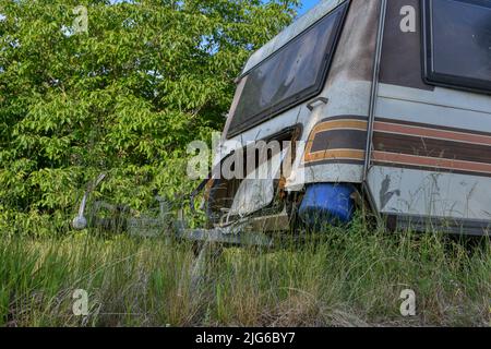 Wohnwagen, Caravan, Campinganhänger, abgestellt, vergessen, Pulkau, Campeggio, verwahrlost, heruntergekommen, rack, Fenster, Blechwand, Kunststofffenst Foto Stock