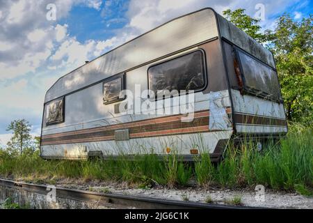 Wohnwagen, Caravan, Campinganhänger, abgestellt, vergessen, Pulkau, Campeggio, verwahrlost, heruntergekommen, rack, Fenster, Blechwand, Kunststofffenst Foto Stock