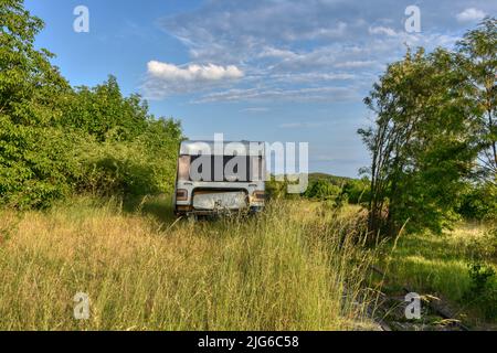 Wohnwagen, Caravan, Campinganhänger, abgestellt, vergessen, Pulkau, Campeggio, verwahrlost, heruntergekommen, rack, Fenster, Blechwand, Kunststofffenst Foto Stock