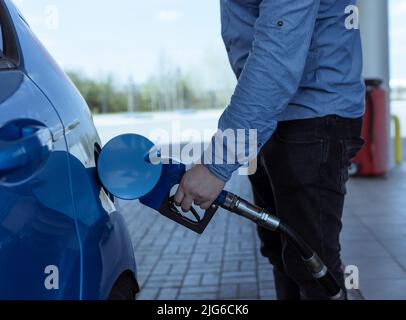 Rifornimento di un'automobile con benzina ad una stazione di benzina. Aumento nei prezzi del combustibile. Crisi e mancanza di benzina Foto Stock