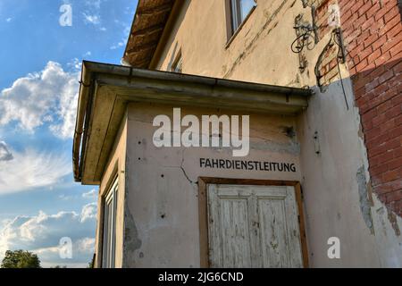 Pulkau, Bahnhof, Bahnhofsgebäude, Fahrdienstleitung, Büro, Fahrdienstleiter, Betriebsführung, Bahnbetrieb, Tür, Eisenbahn, aufgelassen, stillgelegt, e Foto Stock