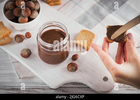 Toast piccoli con cioccolato dolce spalmabile per colazione. Foto Stock