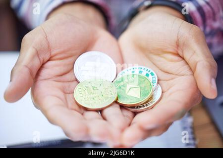 Payday sta arrivando a modo vostro. Colpo di un uomo irriconoscibile che detiene bitcoins. Foto Stock