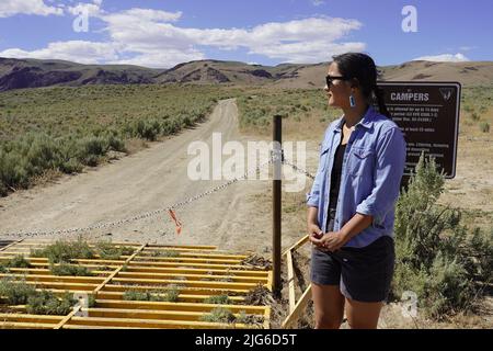 Nevada, Stati Uniti. 2nd luglio 2022. Doranda Hinkey, un membro della gente della montagna rossa, parla con Xinhua in un'intervista nella contea di Humboldt, Nevada, gli Stati Uniti, il 2 luglio 2022. La progettata miniera di litio Thacker Pass nel lontano nord dello stato degli Stati Uniti del Nevada, il più grande deposito di litio conosciuto negli Stati Uniti, ha attirato preoccupazioni e proteste da gruppi ambientali, tribù dei nativi americani e rancher locali. PER ANDARE CON 'Roundup: Il più grande progetto di estrazione del litio degli Stati Uniti affronta la resistenza forte ' accreditamento: Zeng Hui/Xinhua/Alamy Live News Foto Stock