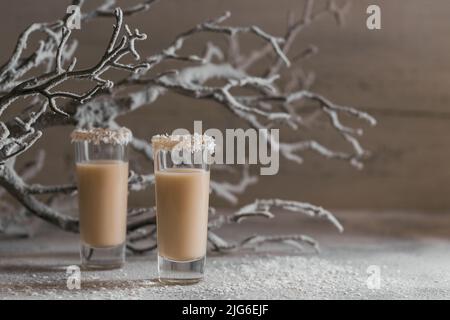 Crema irlandese o Liquore di caffè con fiocchi di cocco Foto Stock