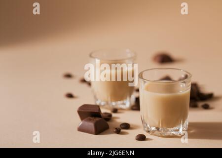 Bicchieri corti di liquore alla crema irlandese o caffè Liquore al cioccolato Foto Stock