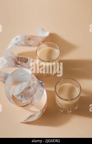 Bicchieri corti di liquore alla crema irlandese o Liquore al caffè con nastro Foto Stock