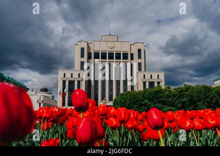 Kazan, Russia. 2022, maggio 15. La costruzione del Consiglio di Stato della Repubblica di Tatarstan e del Gabinetto dei Ministri della Repubblica di Tatarstan. L'edificio principale del governo. Piazza della libertà Foto Stock