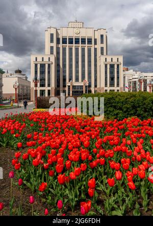 Kazan, Russia. 2022, maggio 15. La costruzione del Consiglio di Stato della Repubblica di Tatarstan e del Gabinetto dei Ministri della Repubblica di Tatarstan. L'edificio principale del governo. Piazza della libertà Foto Stock