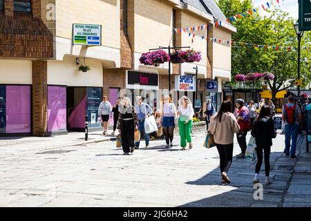 Sole sopra i negozi a Lemon Quay, Truro, Cornwall, regno unito Foto Stock