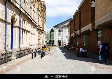 Sole sopra i negozi a Lemon Quay, Truro, Cornwall, regno unito Foto Stock