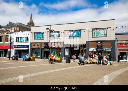 Sole sopra i negozi a Lemon Quay, Truro, Cornwall, regno unito Foto Stock