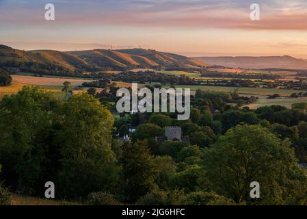 Bella vista ovest sopra il villaggio di Poynings da Devils Dyke a Chanctonbury anello sul sud downs nel Sussex ovest sud est Inghilterra UK Foto Stock