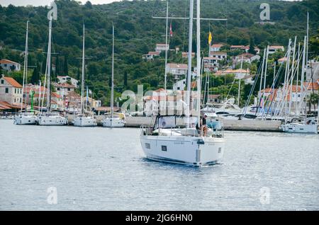 Gita in yacht sulla costa adriatica nel porto storico di Trogir, Contea di Spalato-Dalmazia, Croazia, Foto Stock