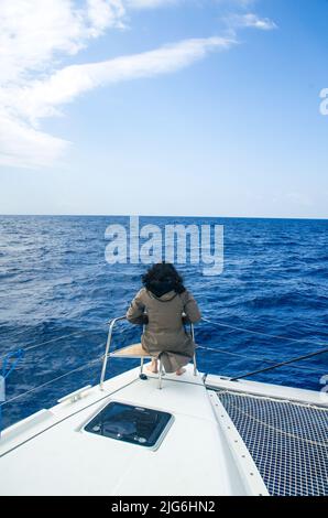 Gita in yacht sulla costa adriatica nel porto storico di Trogir, Contea di Spalato-Dalmazia, Croazia, Foto Stock