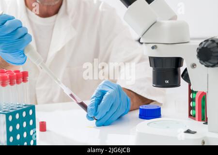 Esperimento scientifico nel laboratorio di chimica biologica. La biochimica, la biofisica e la biologia molecolare è lo studio della chimica e della fisica Foto Stock