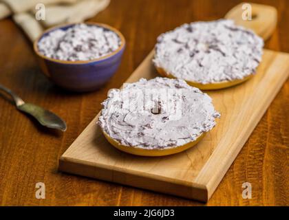 Bagel con crema di mirtillo Foto Stock