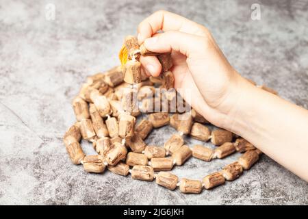 Rosario o perle di preghiera in mano di una donna su sfondo marmoreo Foto Stock