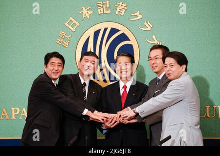 FOTO DEL FILE: Ex primo ministro giapponese Shinzo Abe - 15 settembre 2012, Tokyo, Giappone - cinque candidati alle elezioni presidenziali del Partito democratico Liberale si stringono le mani all'inizio di un dibattito pubblico al National Press Club giapponese di Tokyo sabato 15 settembre 2012. L’LDP potrebbe conquistare il maggior numero di seggi nella più potente Camera dei rappresentanti nelle prossime elezioni generali, con il suo leader che probabilmente diventerà primo ministro. Lo sono, da sinistra: L’ex primo ministro Shinzo Abe; l’ex ministro della Difesa Shigeru Ishiba; l’ex segretario del gabinetto Nobutaka Machimura; l’LDP Foto Stock