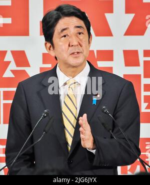 FOTO DELL'ARCHIVIO: Ex primo ministro giapponese Shinzo Abe - 26 settembre 2012, Tokyo, Giappone : il nuovo presidente del Partito democratico liberale, Shinzo Abe parla durante una conferenza stampa dopo le elezioni presidenziali nella sede centrale del partito a Tokyo, Giappone, il 26 settembre 2012. Credit: AFLO/Alamy Live News Foto Stock