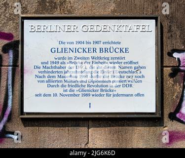 Piastra commemorativa all'estremità orientale del ponte Glienicke, attraverso il fiume Havel, ex frontiera del muro di Berlino tra Berlino e Potsdam, Brandeburgo Foto Stock