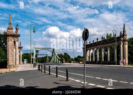 Colonnades – colonne architettoniche di architetto e edificio prussiano Eduard Fürstenau ufficiale costruito tra il 1905 e il 1907 all'estremità ovest di Glienicke B. Foto Stock