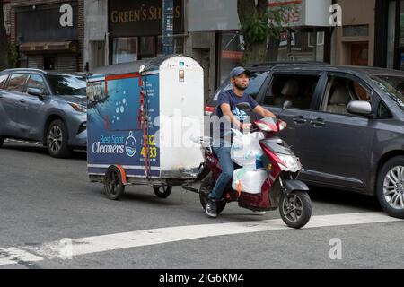 Moto con armadio armadio portatile consegna abiti puliti da Best Spot Cleaners su Division St a Williamsburg. Foto scattata su Lee Ave. Foto Stock