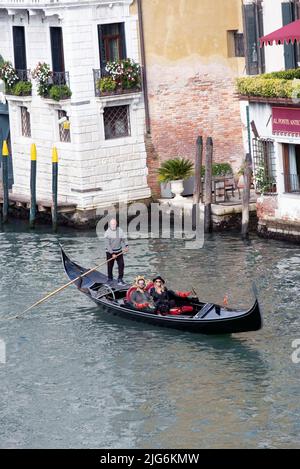 Un attraente coppia giovane prendere un giro sul Canal Grande in gondola. A Venezia, Italia. Foto Stock