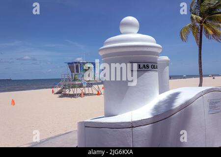 Ingresso alla spiaggia di Los Olas con bagnino n. 6 sullo sfondo, Fort Lauderdale, Florida Foto Stock