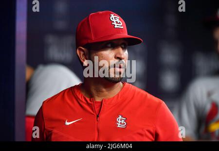 Atlanta, Georgia. US, St. Louis Cardinals Luglio 07, 2022: il responsabile Oliver Marmol guarda dal dugout durante il quinto inning di una partita MLB contro gli Atlanta Braves al Truist Park di Atlanta, GA. Austin McAfee/CSM Credit: CAL Sport Media/Alamy Live News Foto Stock