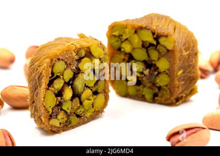 Pistacchio kadayif. Kadayif baklava isolato su sfondo bianco. Prelibatezze della cucina tradizionale turca. Dessert Kadayif con sciroppo ripieno di pistac Foto Stock