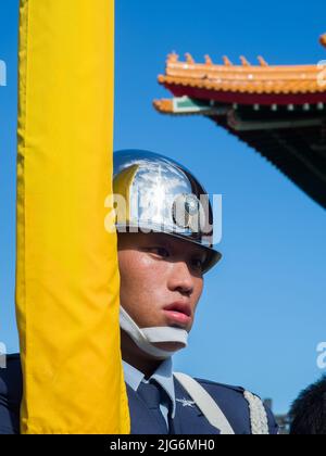 Taipei, Taiwan - 02 ottobre 2016: Soldato che indossa un casco splendente con un riflesso dell'edificio Teatro Nazionale su di esso Foto Stock